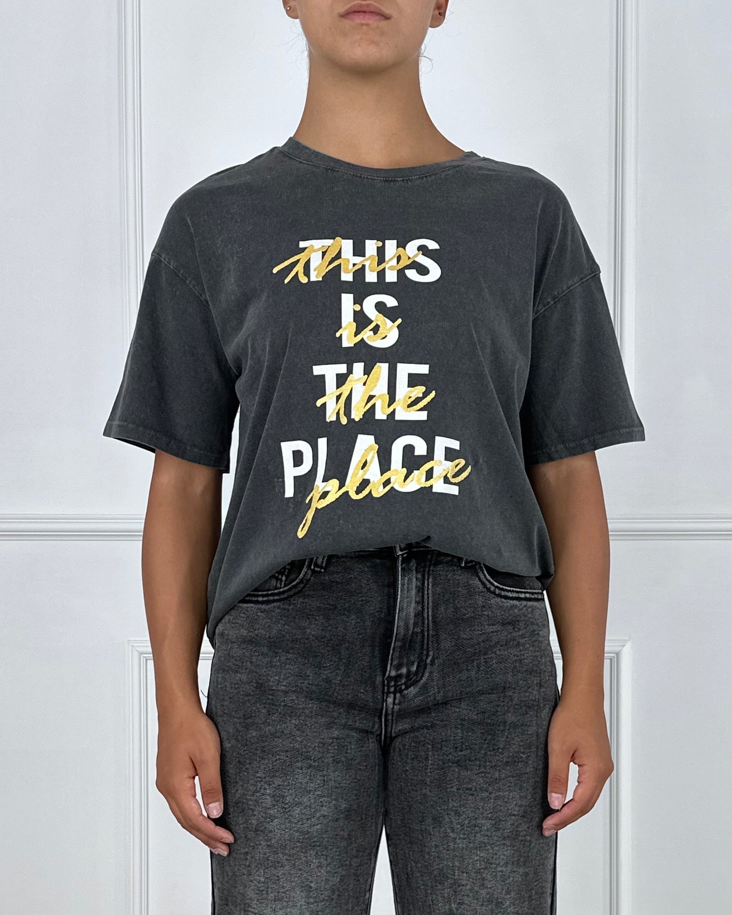 FIT10013 - T-SHIRT THIS IS THE PLACE.