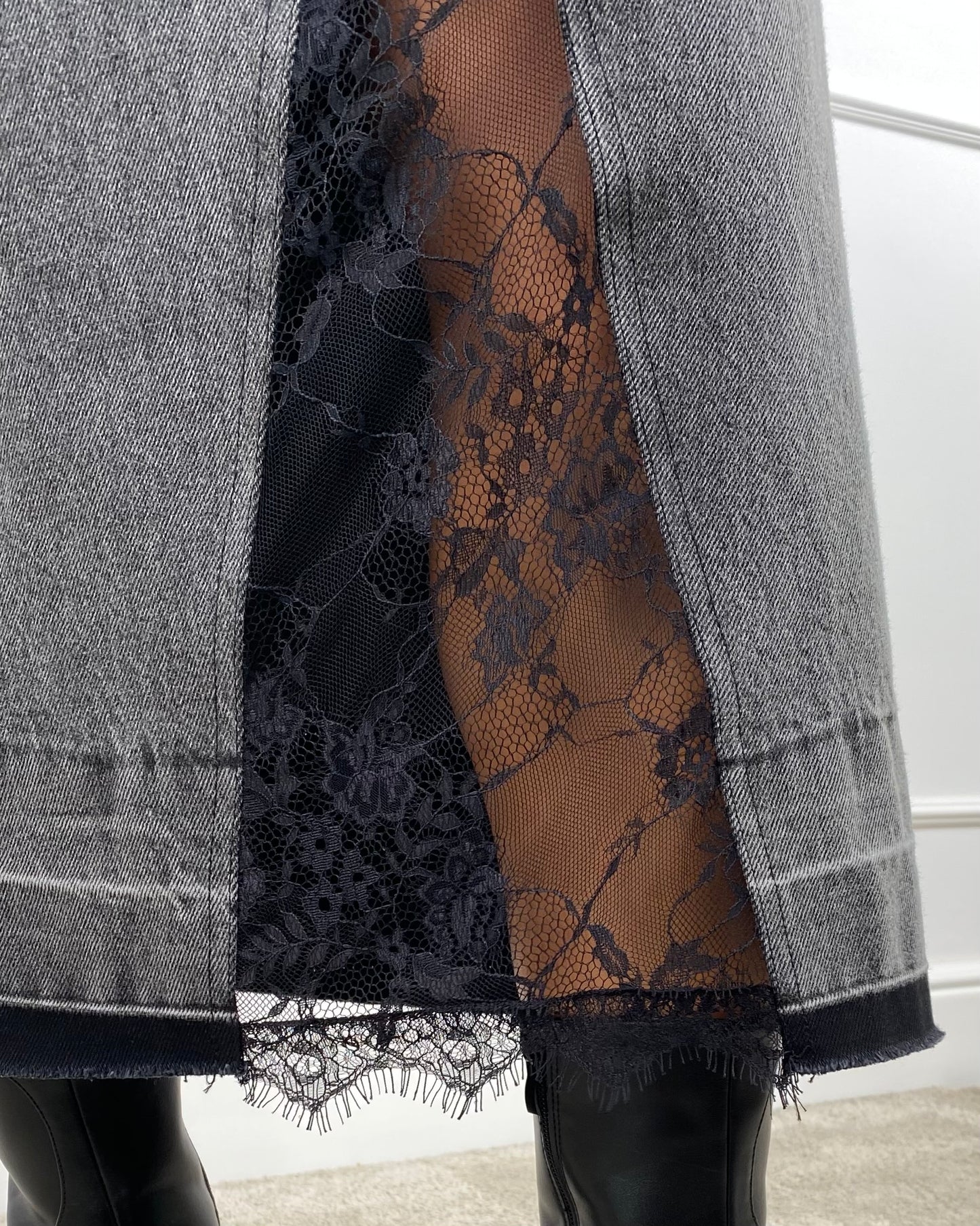 W25G618 - TENSIONE IN GONNA IN DENIM CON PIZZO