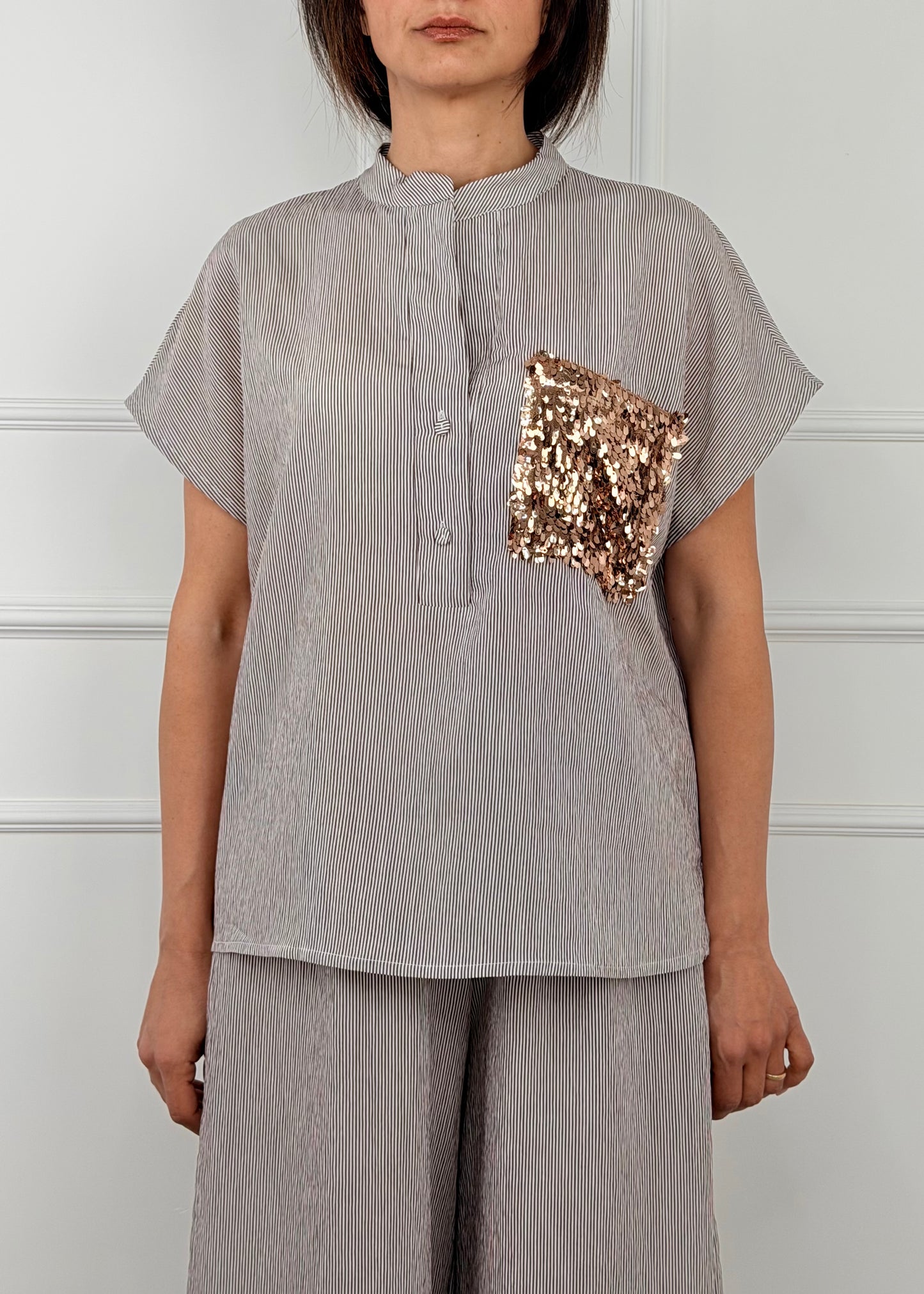 XU1580 - TENSIONE IN CAMICIA RIGHE DETTAGLIO TASCHINO PAILLETTES