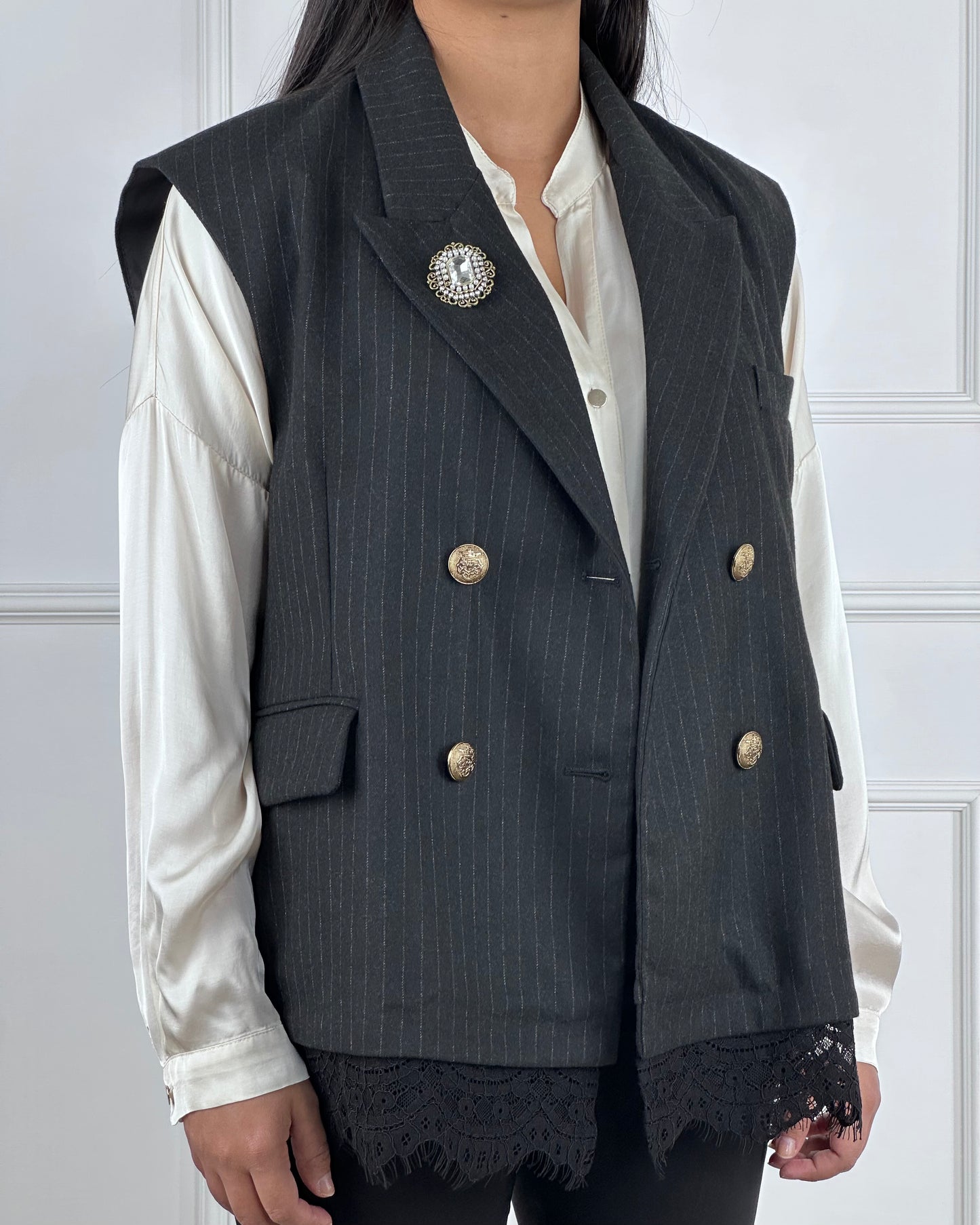 W25J610 - TENSIONE IN GILET GESSATO CON PIZZO