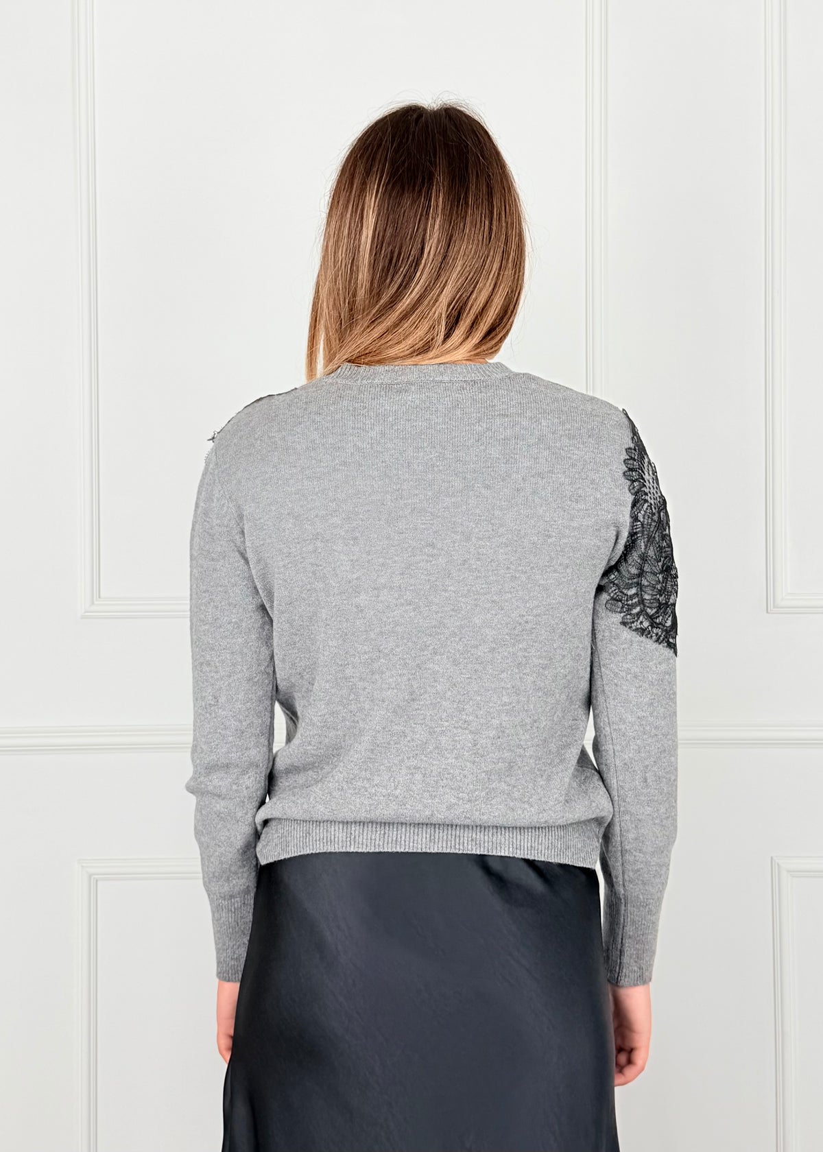 DL7361 - MAGLIA CON APPLICAZIONE RICAMO IN PIZZO