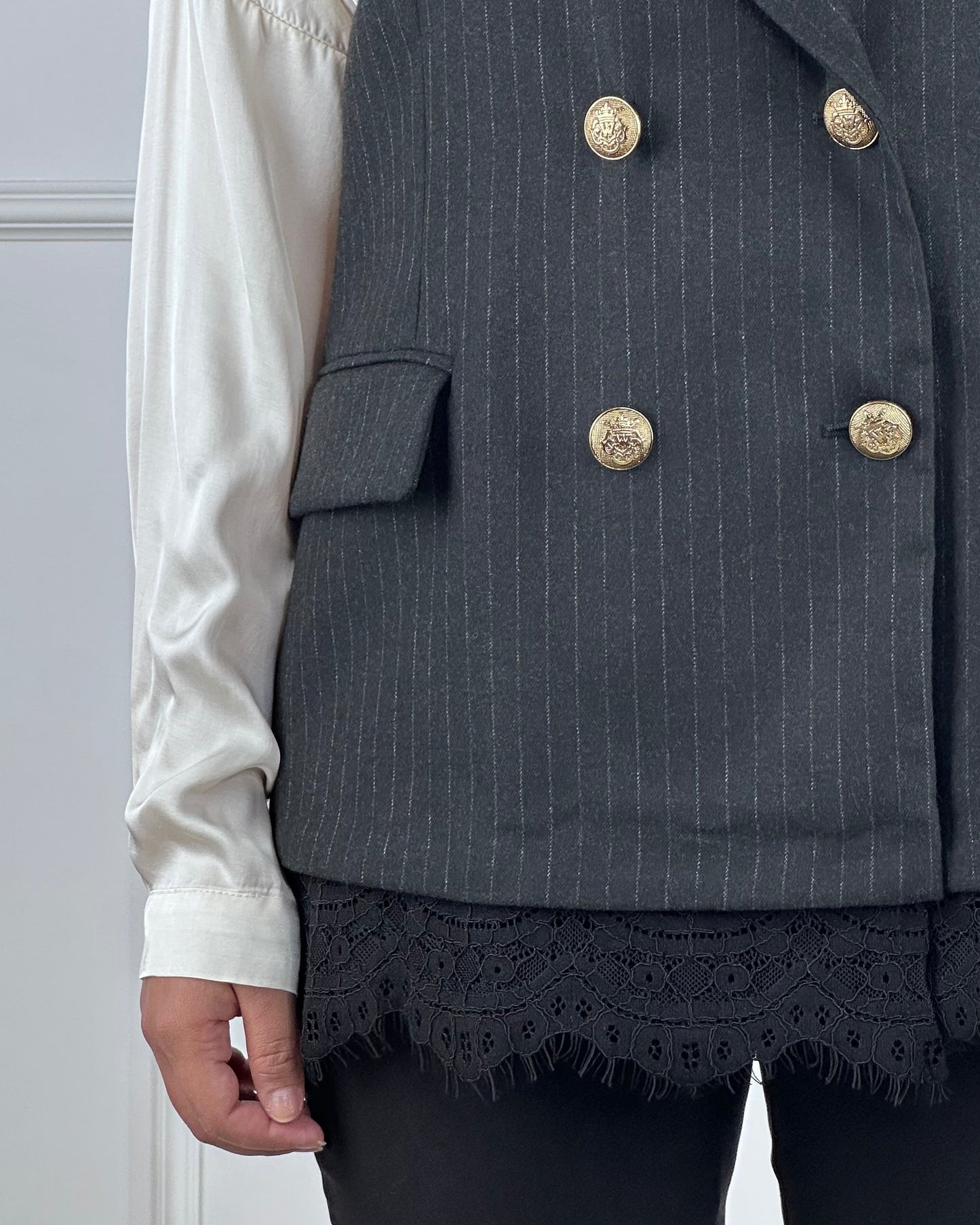 W25J610 - TENSIONE IN GILET GESSATO CON PIZZO