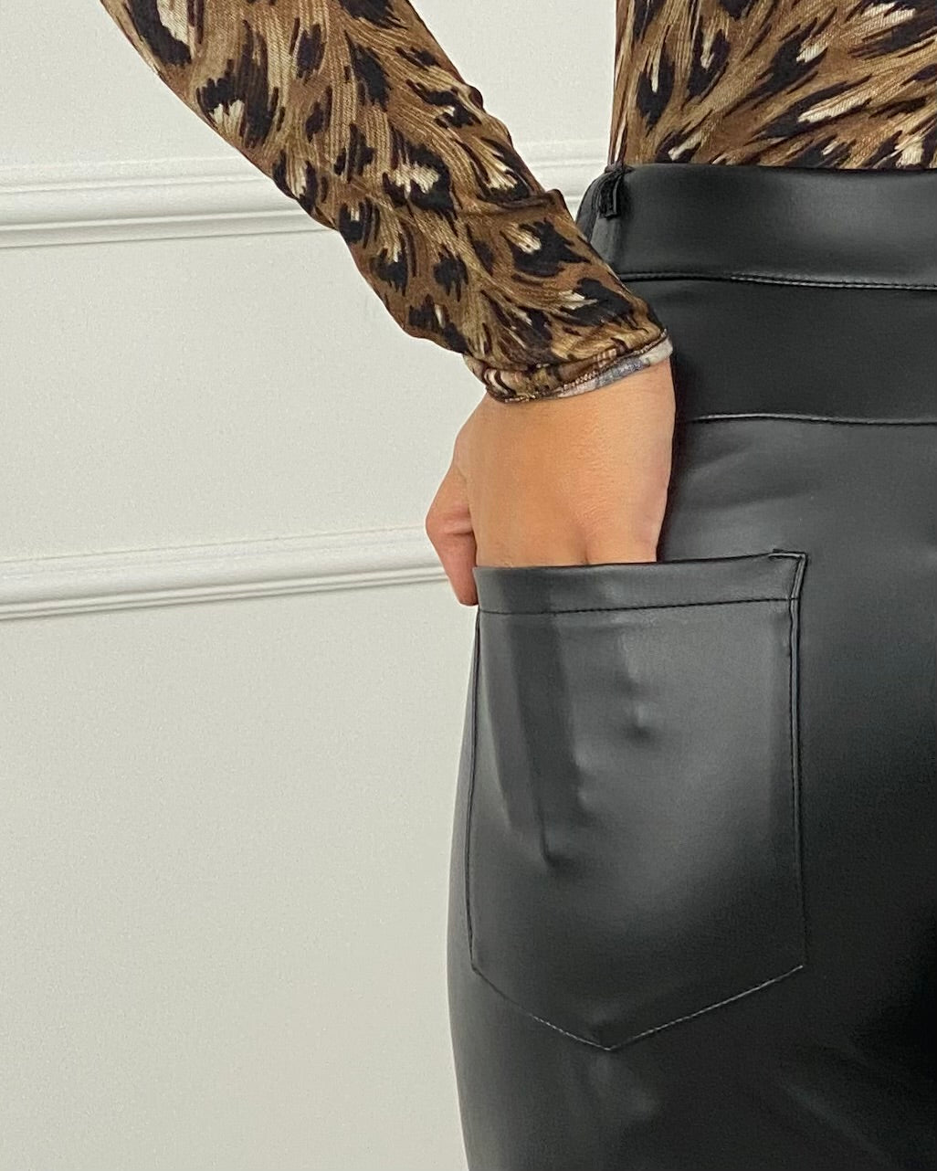 C26857 - PANTALONE BARREL SIMILPELLE