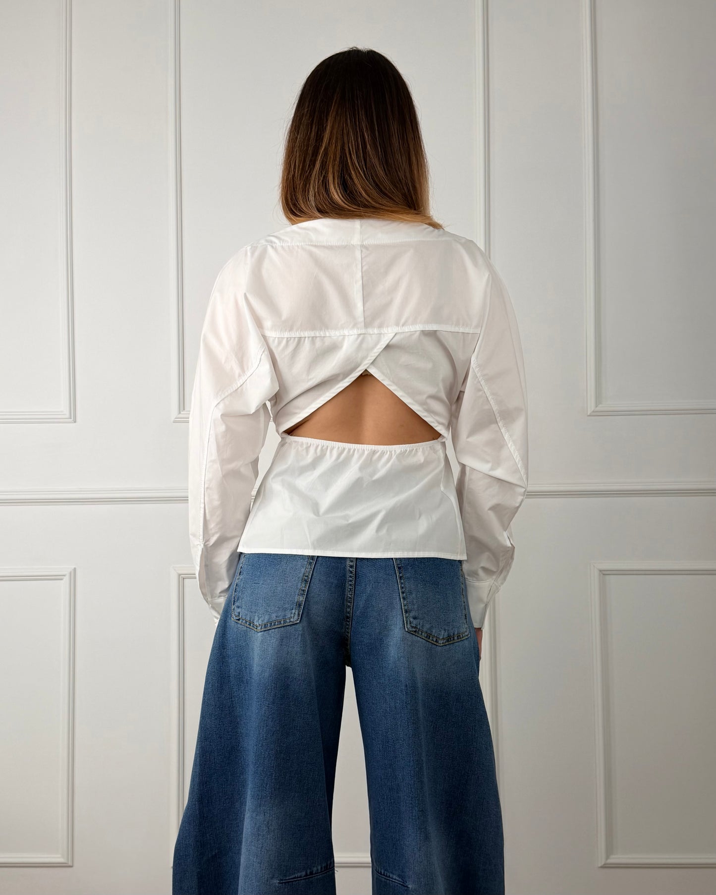 EU1102 - TENSIONE IN CAMICIA SCOLLO BARCA CON CUT-OUT