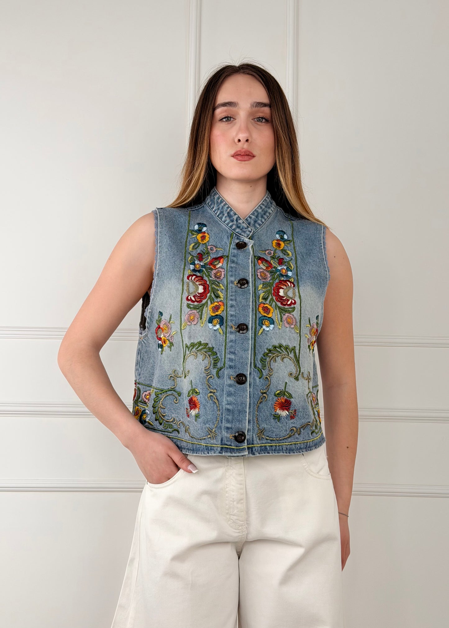 39304 - TENSIONE IN GILET IN DENIM CON RICAMO