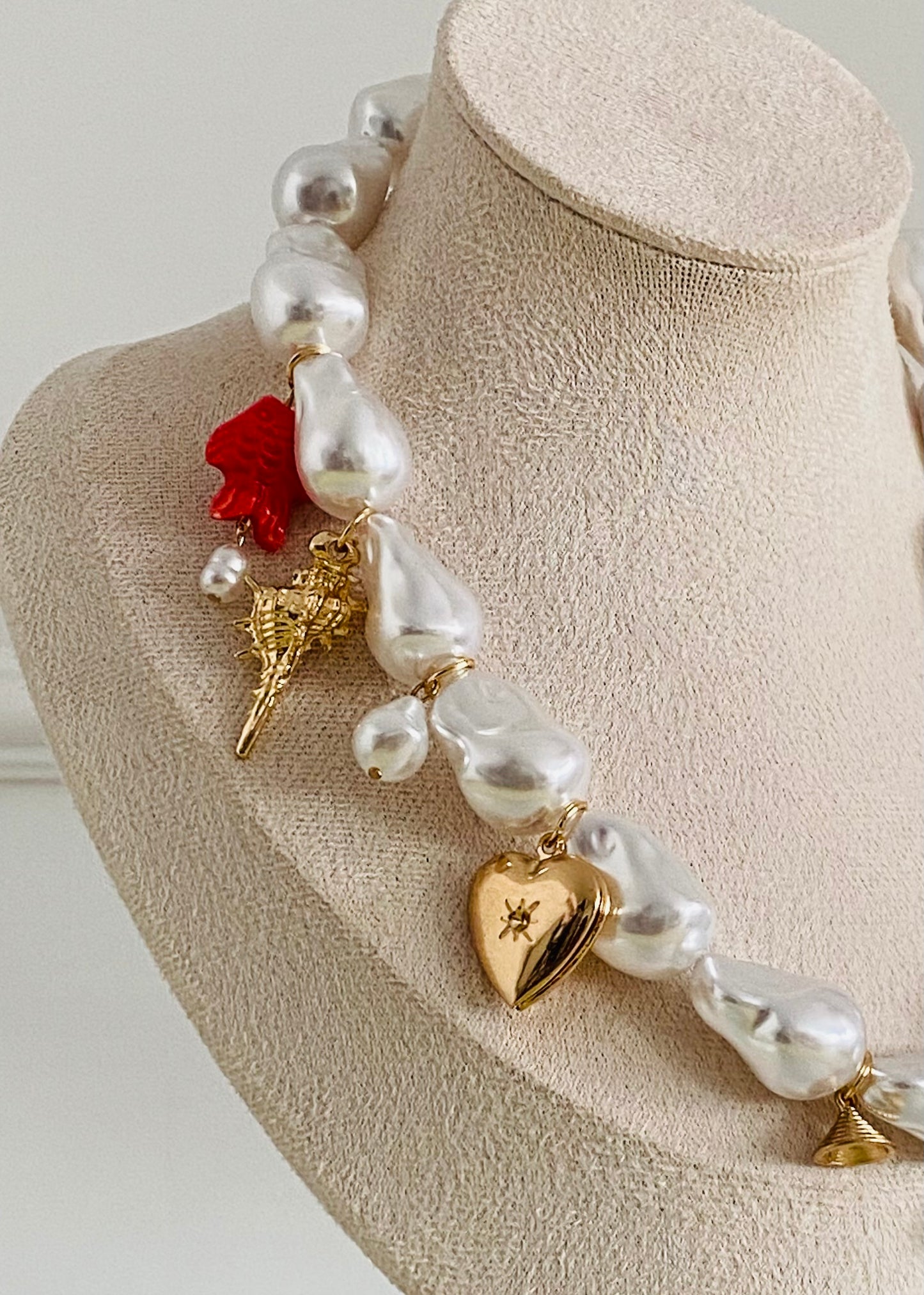 CLN • COLLANA PERLE BAROCCHE CON CHARMS