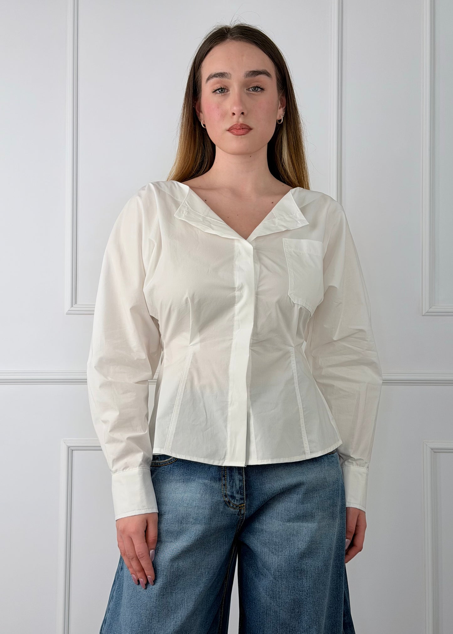 EU1102 - TENSIONE IN CAMICIA SCOLLO BARCA CON CUT-OUT