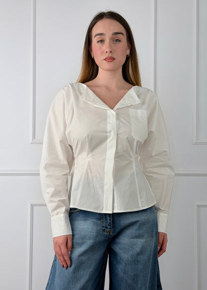 EU1102 - TENSIONE IN CAMICIA SCOLLO BARCA CON CUT-OUT