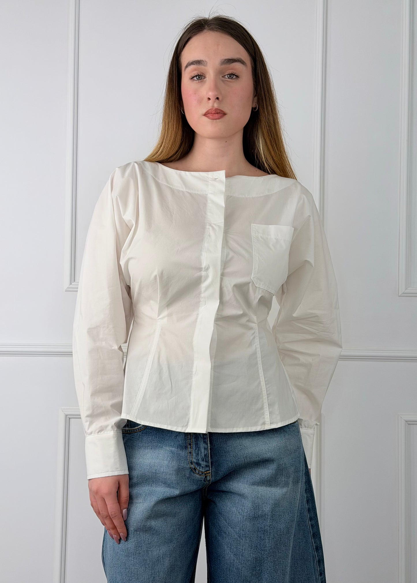 EU1102 - TENSIONE IN CAMICIA SCOLLO BARCA CON CUT-OUT