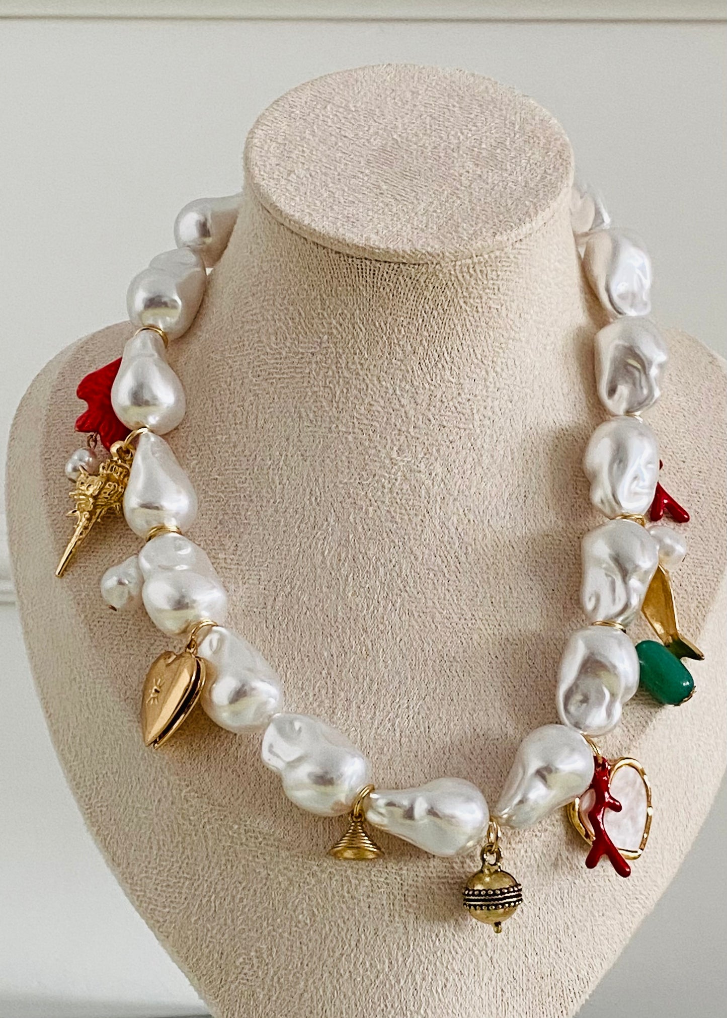CLN • COLLANA PERLE BAROCCHE CON CHARMS