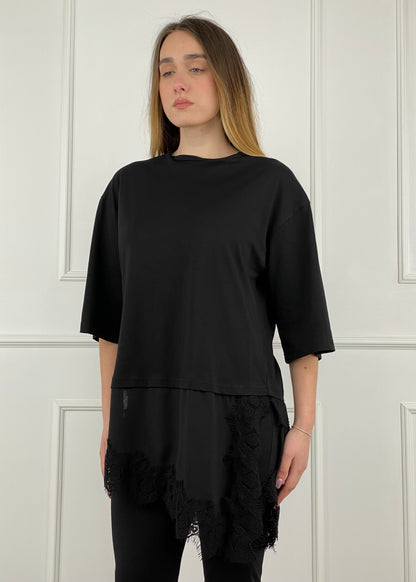 S26M975 - TENSIONE IN T-SHIRT ASIMMETRICA CON PIZZO