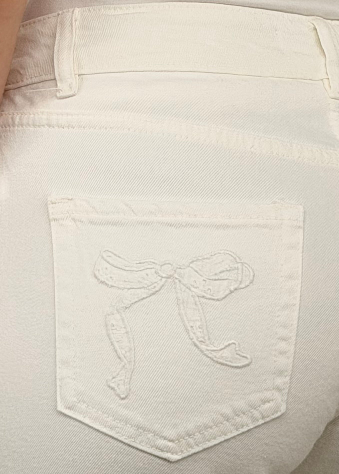 SP26213 - DENIM BIANCO GAMBA DRITTA CON FIOCCHI SULLE TASCHE