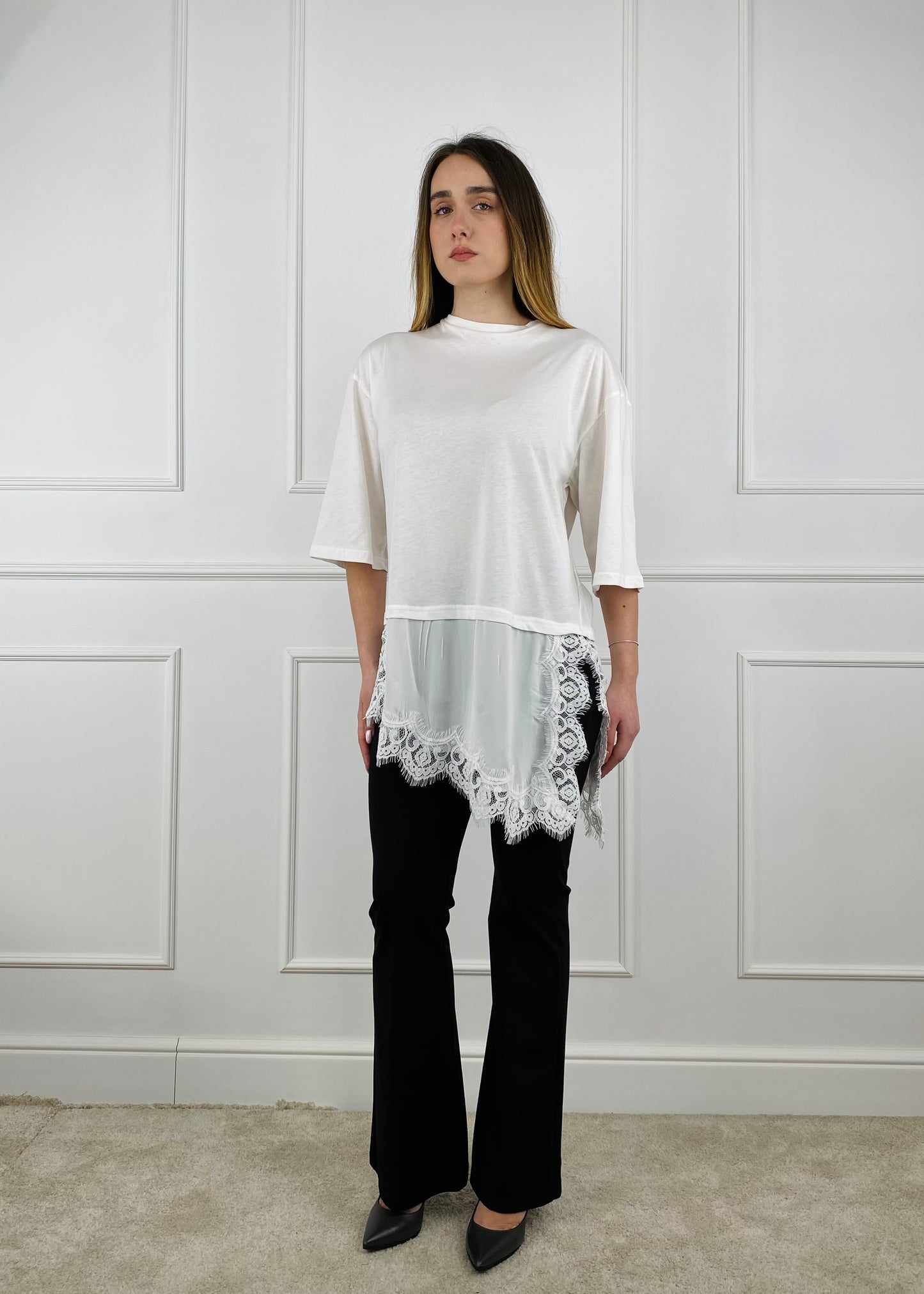 S26M975 - TENSIONE IN T-SHIRT ASIMMETRICA CON PIZZO