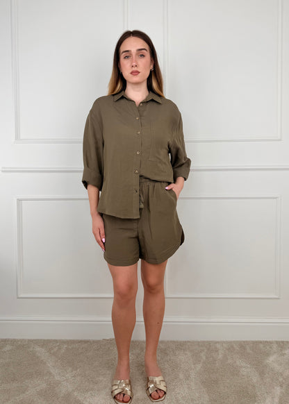 26C5369 - TENSIONE IN COMPLETO BERMUDA E CAMICIA