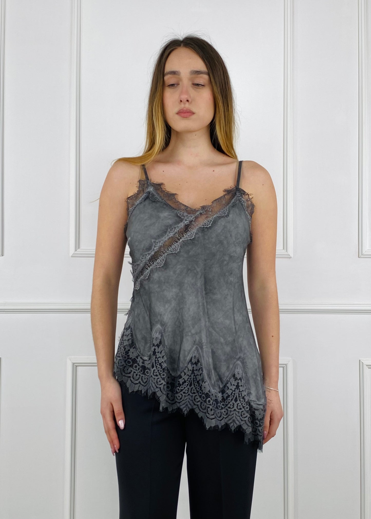 23408 - TOP IN VISCOSA TAGLIO ASIMMETRICO CON PIZZO