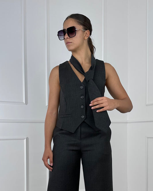 26D1442 - TENSIONE IN GILET CON CRAVATTA