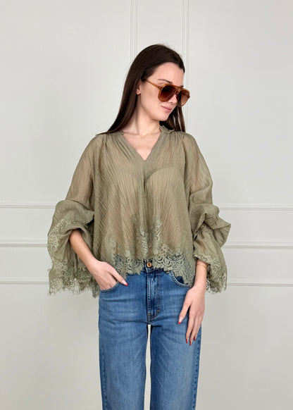 S26C539 - BLUSA CON PIZZO TESSUTO GOFFRATO