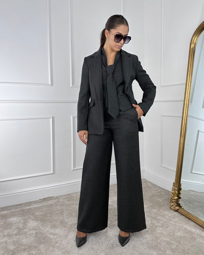 26D1442 - TENSIONE IN GILET CON CRAVATTA