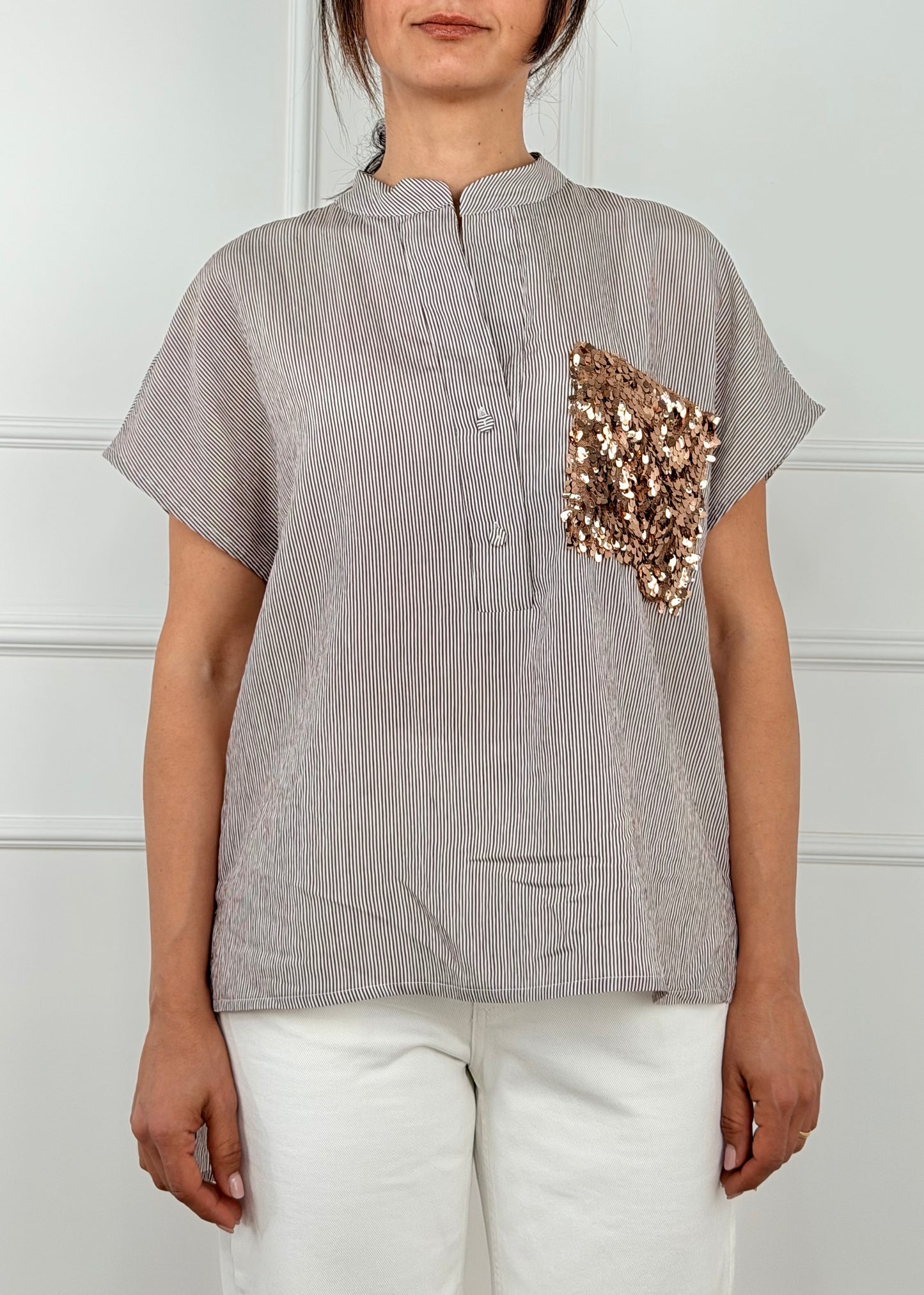 XU1580 - TENSIONE IN CAMICIA RIGHE DETTAGLIO TASCHINO PAILLETTES