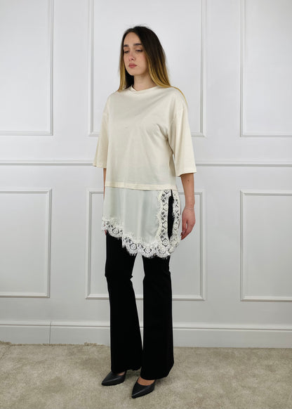 S26M975 - TENSIONE IN T-SHIRT ASIMMETRICA CON PIZZO