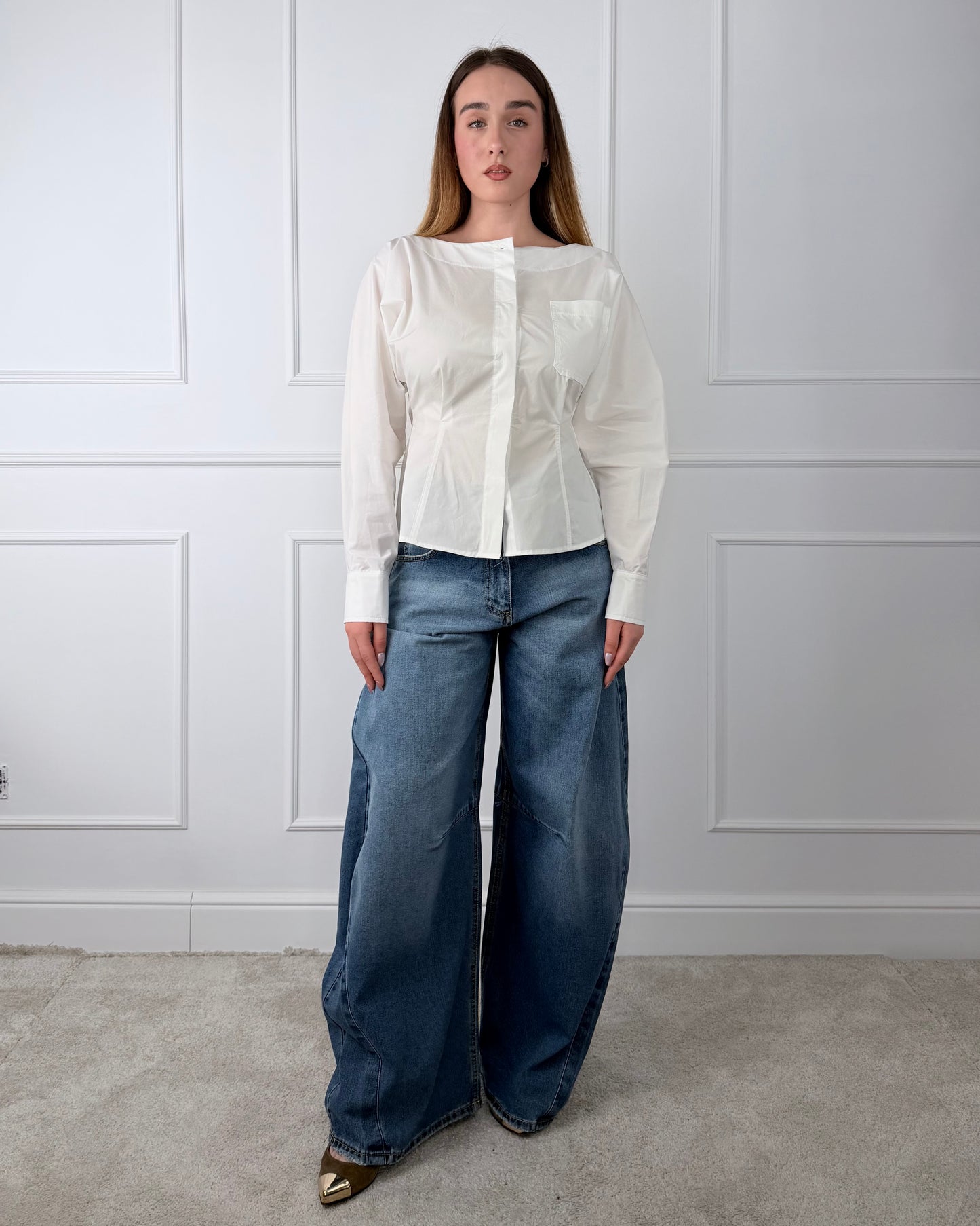 EU1102 - TENSIONE IN CAMICIA SCOLLO BARCA CON CUT-OUT