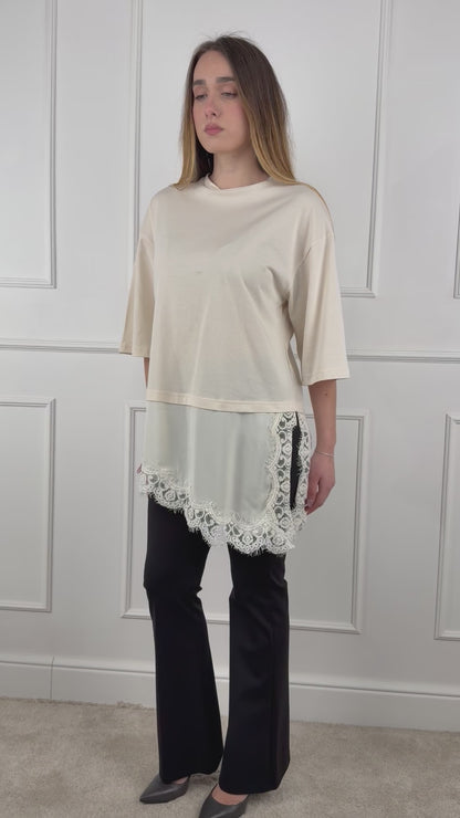 S26M975 - TENSIONE IN T-SHIRT ASIMMETRICA CON PIZZO